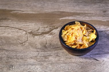 Mısır gevreği ve ahşap masa seçici odak Mısır gevreği kase kase