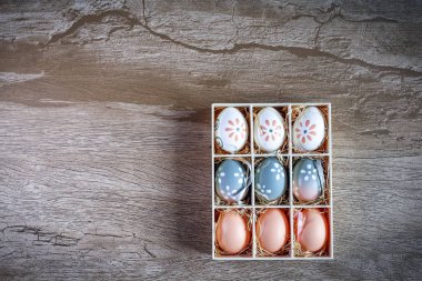 El bir hediye kutusu, kullanım reklam için fotoğraf içinde boyalı Paskalya yortusu yumurta.