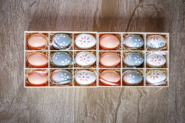 El bir hediye kutusu, kullanım reklam için fotoğraf içinde boyalı Paskalya yortusu yumurta.