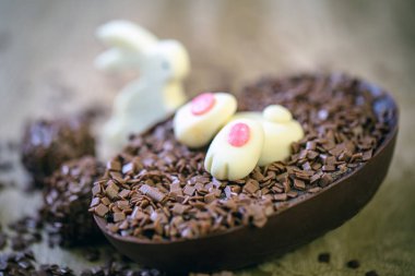 Paskalya yortusu yumurta çikolata bunny ile yumurta dekoratif Paskalya tavşanı ile eğlenceli.