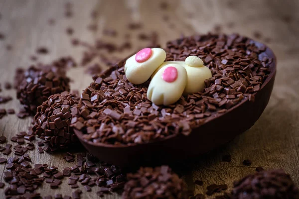 Œuf de Pâques avec lapin en chocolat, oeuf amusant avec lapin de Pâques décoratif . — Photo