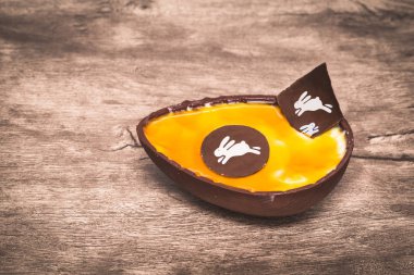 çikolata Paskalya yortusu yumurta, krem ve lezzetli doldurma. Ev yapımı Paskalya yortusu yumurta.