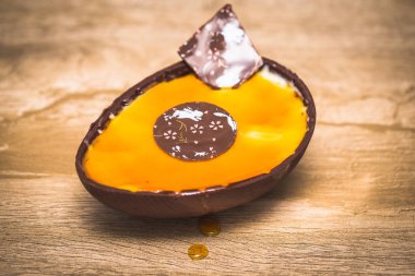 çikolata Paskalya yortusu yumurta, krem ve lezzetli doldurma. Ev yapımı Paskalya yortusu yumurta.