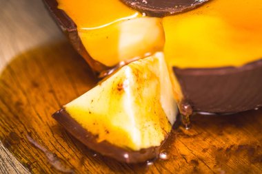 çikolata Paskalya yortusu yumurta, krem ve lezzetli doldurma. Ev yapımı Paskalya yortusu yumurta.