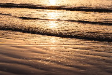 deniz suyunda gün doğumu kırmızı ve altın ışık. Yaz ve plaj konsepti.
