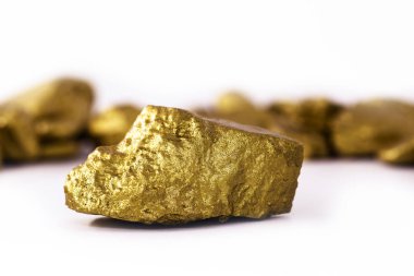 Yüksek çözünürlükte altın taş. Beyaz arka plan üzerinde altın izole. Mineral çıkarma konsepti.