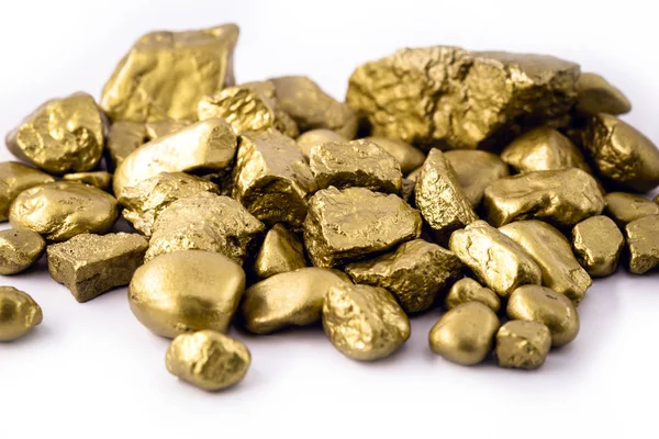 Pepitas de oro sobre fondo blanco aislado. Foto de alta resolución de piedras de oro. Concepto de lujo y riqueza . — Foto de Stock