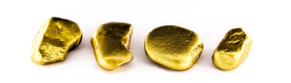 Arany rögök fehér háttérrel elszigetelt. Nagy felbontású fotó arany kövek. A luxus és a gazdagság fogalma. — Stock Fotó