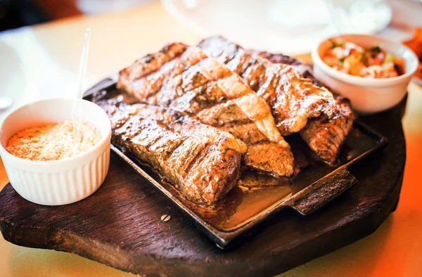 Picanha grelhada, tradicional corte de carne brasileira. Carne servida no prato, jantar de luxo . — Fotografia de Stock