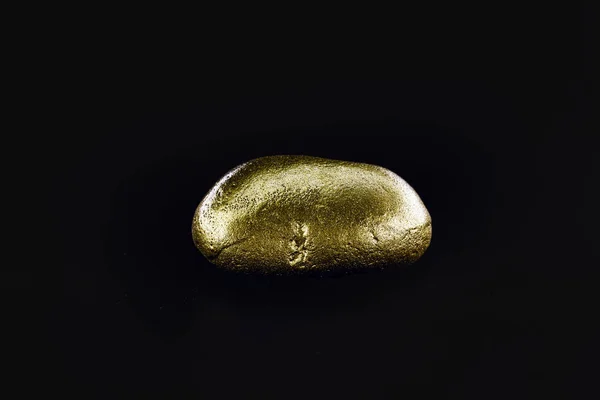 Золотошукач, великий золотий камінь крупним планом ізольований на чорному тлі. Концепція фінансів, розкоші або багатства . — стокове фото