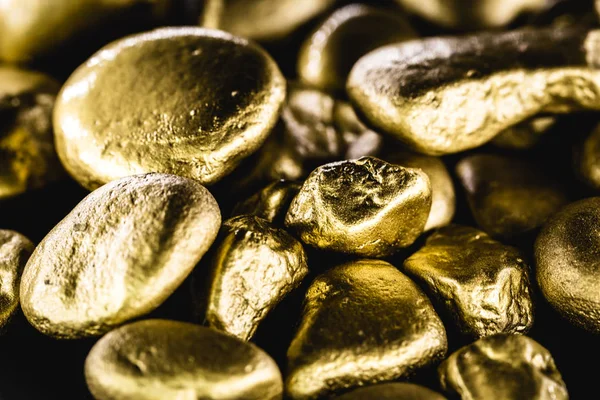 Textura de oro, muchos pepita de oro, piedra de valor. Oro crudo dibujado sobre fondo negro. Concepto de riqueza o lujo . — Foto de Stock
