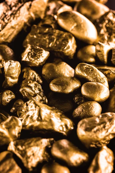 Textura de oro, muchos pepita de oro, piedra de valor. Oro crudo dibujado sobre fondo negro. Concepto de riqueza o lujo . — Foto de Stock