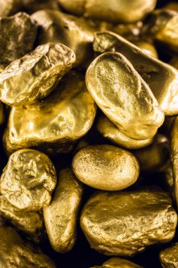 altın doku, birçok altın külçe, değer taş. Siyah arka plan üzerine çizilmiş ham altın. Zenginlik veya lüks kavramı.