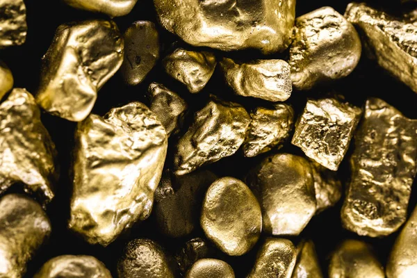 Золота текстура, багато золотих самородків, камінь цінності. Сире золото, намальоване на чорному тлі. Поняття багатства або розкоші . — стокове фото