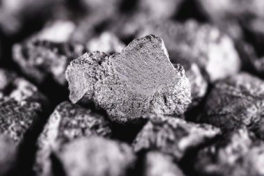 siyah arka plan üzerinde büyük gümüş külçe. Ham gümüş taş, Liberya'dan yerli gümüş külçesi, siyah arka plan üzerinde izole edilmiş. Mineral çıkarma.