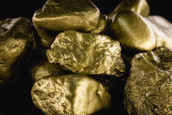 Textura de oro, muchos pepita de oro, piedra de valor. Oro crudo dibujado sobre fondo negro. Concepto de riqueza o lujo . — Foto de Stock