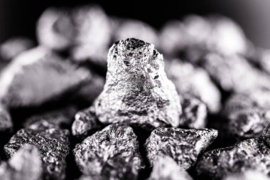 Ham durumda manganez. Manganez taşı siyah arka plan üzerinde izole. Ağır metalin mineral ekstraksiyonu.