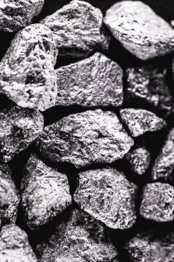 siyah arka plan üzerinde büyük gümüş külçe. Ham gümüş taş, Liberya'dan yerli gümüş külçesi, siyah arka plan üzerinde izole edilmiş. Mineral çıkarma.