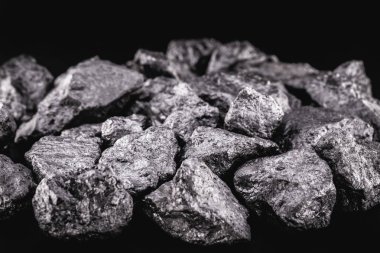 siyah arka plan üzerinde büyük gümüş külçe. Ham gümüş taş, Liberya'dan yerli gümüş külçesi, siyah arka plan üzerinde izole edilmiş. Mineral çıkarma.