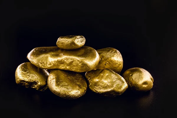 Nugget de oro, piedra de valor, textura dorada. Oro en bruto extraído. Concepto de riqueza y estabilidad financiera . — Foto de Stock