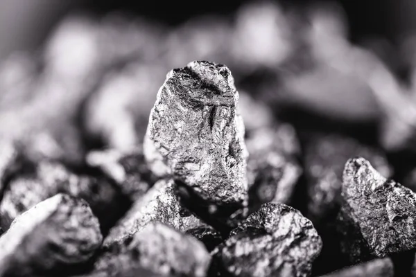 Antimon oder Antimon-Stein, auch Zinn genannt, ist ein chemisches Element. Bei Raumtemperatur befindet sich Antimon im festen Zustand. Mineralgewinnung. — Stockfoto