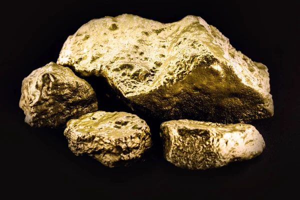 โกลด์น็อกเก็ต หินทองขนาดใหญ่ ใกล้เคียงกันบนพื้นหลังสีดํา แนวคิดเรื่องการเงิน ความหรูหรา หรือความมั่งคั่ง . — ภาพถ่ายสต็อก
