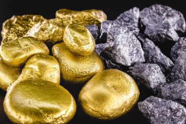 altın ve gümüş brüt taşlar, altın ve gümüş mineral çıkarma. Lüks ve zenginlik kavramı.