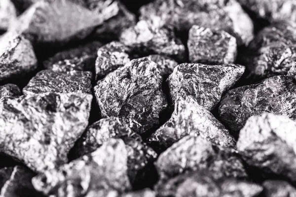 El antimonio o piedra de antimonio, también llamado estaño, es un elemento químico. A temperatura ambiente, el antimonio está en estado sólido. Extracción mineral . —  Fotos de Stock