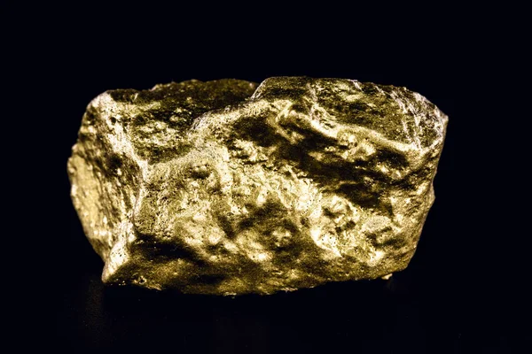 Goldklumpen, wertvoller Stein, goldene Textur. Rohgold gefördert. Konzept von Wohlstand und Finanzstabilität. — Stockfoto