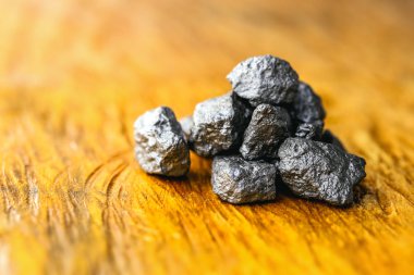 ahşap arka planda büyük ham gümüş değerli taş, nadir gümüş külçe. Değerli taş, lüks konsept.