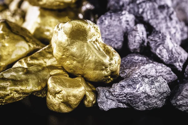 Stenar av guld och silver brutto, mineralutvinning av guld och silver. Begreppet lyx och rikedom. — Stockfoto