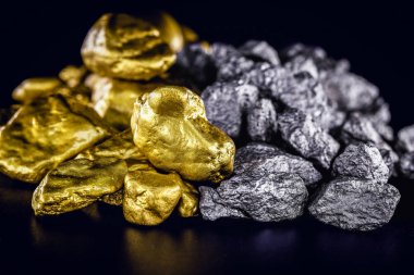 altın ve gümüş brüt taşlar, altın ve gümüş mineral çıkarma. Lüks ve zenginlik kavramı.