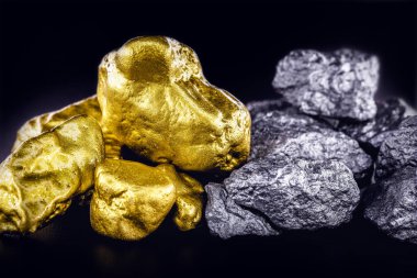 altın ve gümüş brüt taşlar, altın ve gümüş mineral çıkarma. Lüks ve zenginlik kavramı.
