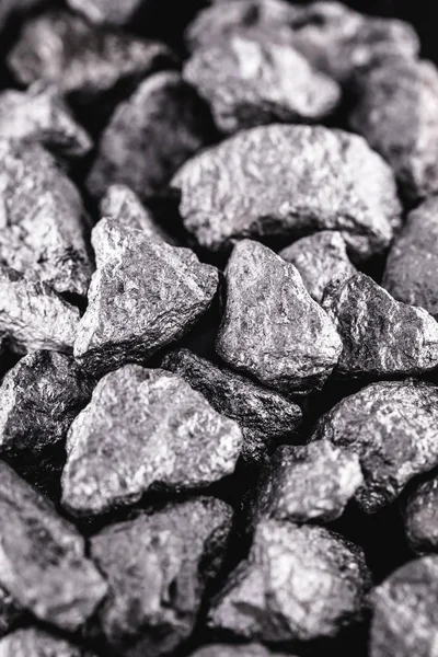 Großes silbernes Nugget auf schwarzem Hintergrund. roher Silberstein, einheimisches Silbernugget aus Liberia, isoliert auf schwarzem Hintergrund. Mineralgewinnung. — Stockfoto