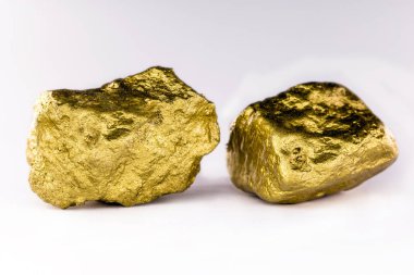Yüksek çözünürlükte altın taş. Beyaz arka plan üzerinde altın izole. Mineral çıkarma konsepti.