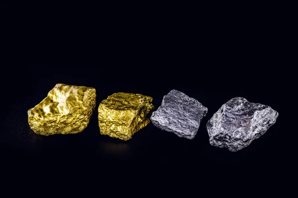 Piedras de oro y plata bruta, extracción mineral de oro y plata. Concepto de lujo y riqueza . — Foto de Stock