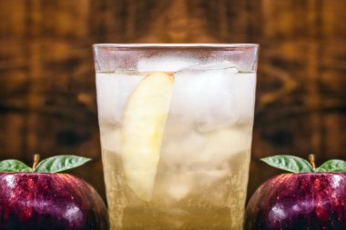 Elma spritzer (apfelschorle) sürahi, ev yapımı spritzer Cam sürahi ezilmiş buz ve elma dilimleri ile servis edilir. Alkolsüz köpüklü ve soğuk gazlı elma suyu dolu sürahi.