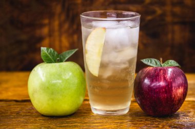 Elma spritzer (apfelschorle) sürahi, ev yapımı spritzer Cam sürahi ezilmiş buz ve elma dilimleri ile servis edilir. Alkolsüz köpüklü ve soğuk gazlı elma suyu dolu sürahi.