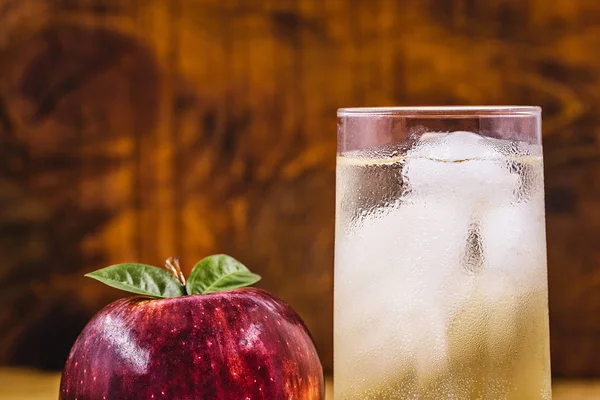 Homemade Apfelsaftschorle or Gespritzt Apfelsaft in Germany is a popular soda in Switzerland, Germany and Austria. Consists of carbonated mineral water and apple juice. Spritzer is called Weinschorle — Stock Photo, Image