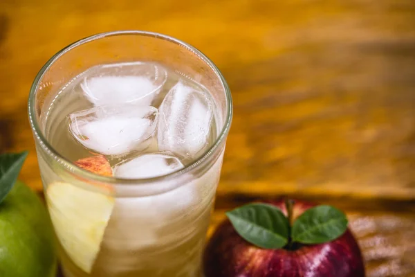 Домашняя зеленая яблочная содовая. Освежающий напиток, яблочный сок с газированной водой . — стоковое фото