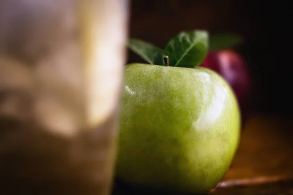 Brocca di spritzer di mele (apfelschorle), brocca di vetro di spritzer fatto in casa servita con ghiaccio tritato e fette di mela. Caraffa piena di spumante analcolico e succo di mela gassato freddo . — Foto Stock
