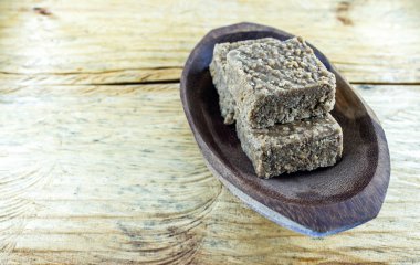 Tatlı denilen pe de moleque, tipik tatlı zemin fıstık, Minas Gerais eyaletinde Brezilya'da yapılan. Metin için yer olan tipik Brezilya yemekleri.
