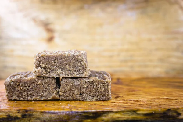 Pie de niño, caramelo de cacahuete molido típico de Brasil, estado de Minas Gerais. Dulce fiesta de junio, hecha en la ciudad de piranguinho. Copiar espacio para texto . — Foto de Stock