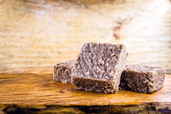 Pie de niño, caramelo de cacahuete molido típico de Brasil, estado de Minas Gerais. Dulce fiesta de junio, hecha en la ciudad de piranguinho. Copiar espacio para texto . — Foto de Stock