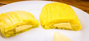 pamonha, Mısır ile ev yapımı peynirden yapılan Brezilya tatlısı. Tüketime hazır açık pissing. Haziran ve Temmuz aylarının geleneksel Brezilya tatlısı, tipik gıda kavramı.