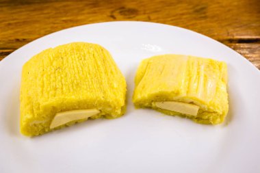 pamonha, Mısır ile ev yapımı peynirden yapılan Brezilya tatlısı. Tüketime hazır açık pissing. Haziran ve Temmuz aylarının geleneksel Brezilya tatlısı, tipik gıda kavramı.