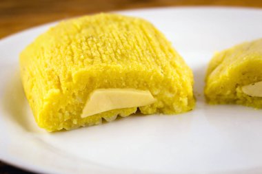 pamonha, Mısır ile ev yapımı peynirden yapılan Brezilya tatlısı. Tüketime hazır açık pissing. Haziran ve Temmuz aylarının geleneksel Brezilya tatlısı, tipik gıda kavramı.