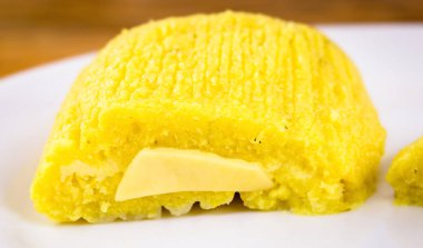 pamonha, Mısır ile ev yapımı peynirden yapılan Brezilya tatlısı. Tüketime hazır açık pissing. Haziran ve Temmuz aylarının geleneksel Brezilya tatlısı, tipik gıda kavramı.