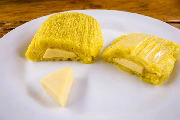 Pamonha, sucré brésilien à base de fromage fait maison avec du maïs. Pisse ouverte prête à être consommée. Concept de cuisine traditionnelle brésilienne sucrée et typique des mois de juin et juillet . — Photo