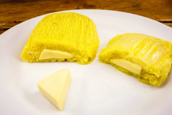 Pamonha, dulce brasileño hecho de queso casero con maíz. Abrir meando listo para el consumo. Concepto de dulce tradicional brasileño, comida típica de los meses de junio y julio . — Foto de Stock